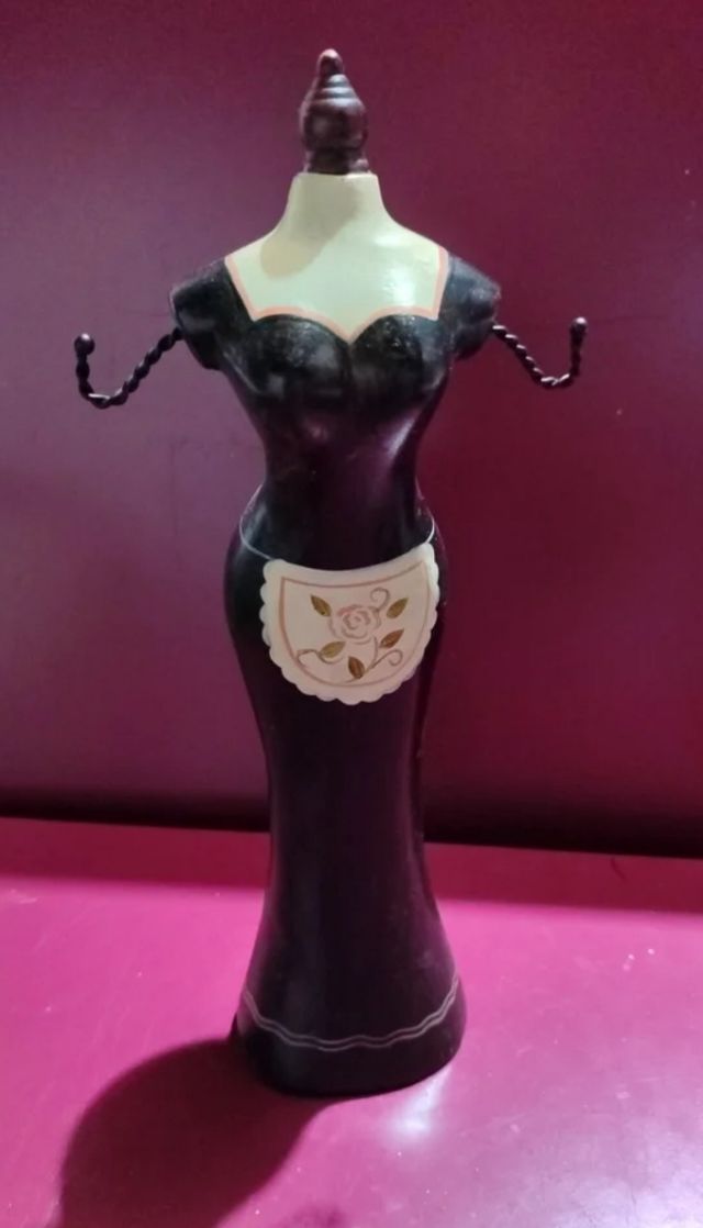 exposição de jóias de busto de manequim