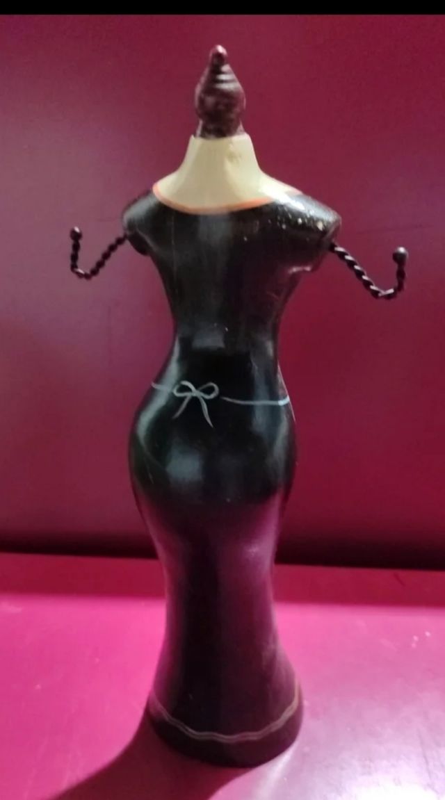 exposição de jóias de busto de manequim