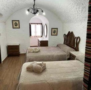 Casa cueva vacacional  jardín y jacuzzi exterior