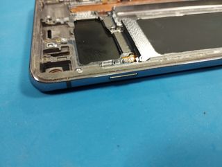 Marco Samsung Galaxy S10 plateado con botonera.