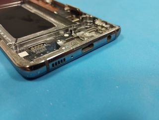 Marco Samsung Galaxy S10 plateado con botonera.
