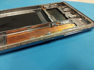 Marco Samsung Galaxy S10 plateado con botonera.