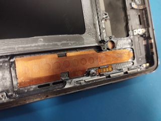 Marco Samsung Galaxy S10 plateado con botonera.