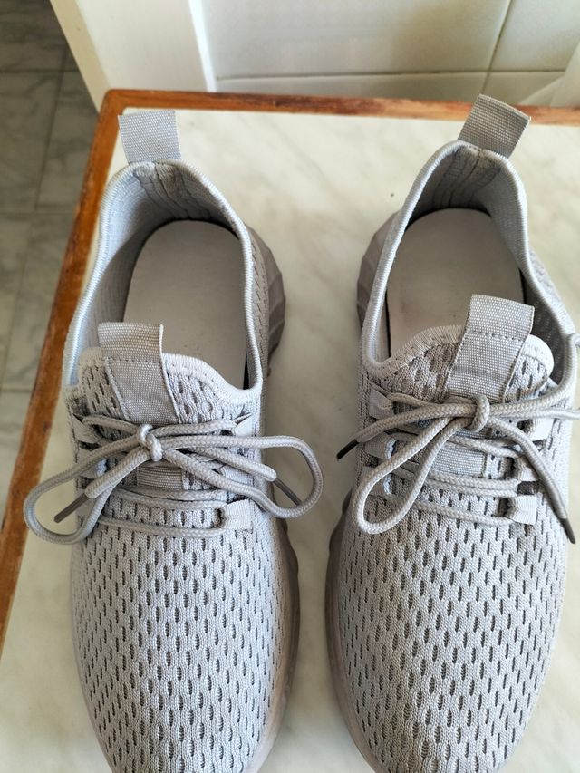 Scarpe sportive grigie leggere, n. 40, ma sono 39