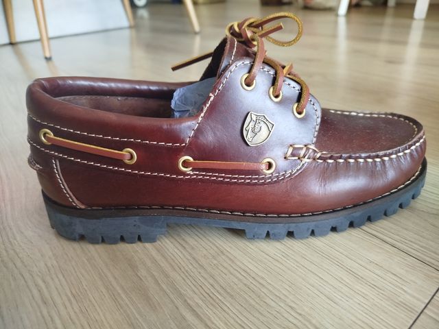 Náuticos LA GARROCHA marrón, talla 40. Sin usar.