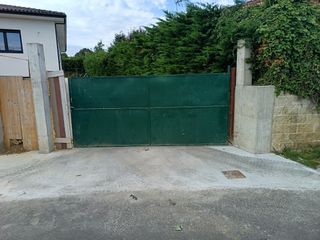 Puerta metálica verde
