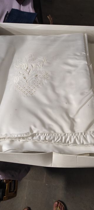 Copriletto bianco e lenzuolo