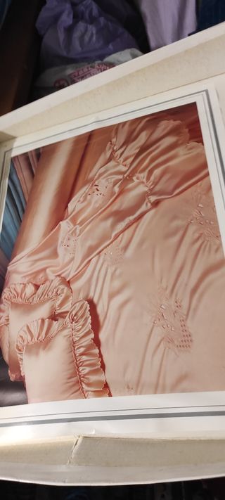 Copriletto bianco e lenzuolo