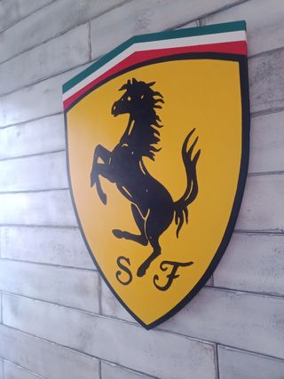 Escudo Ferrari: Cartel de madera