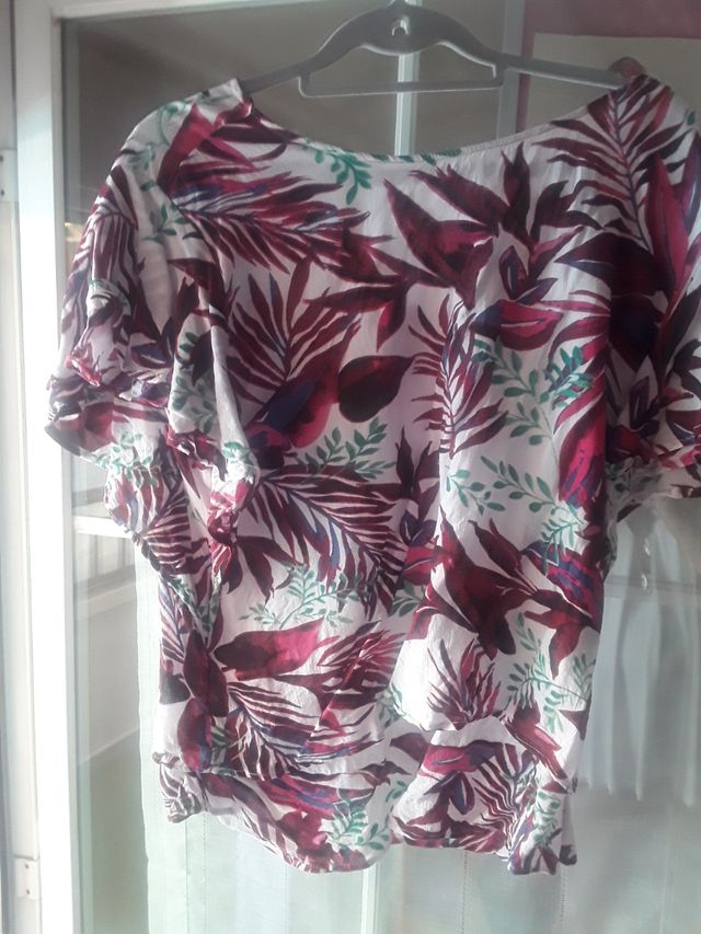 Blusa estampada rosa fucsia,con verde  y blanca