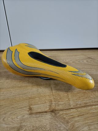 Sella bici gialla vintage