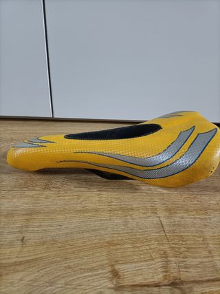 Sella bici gialla vintage