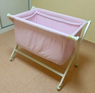 Minicuna rosa con estampado de lunares
