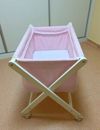 Minicuna rosa con estampado de lunares