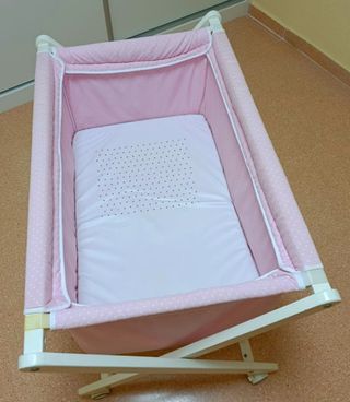 Minicuna rosa con estampado de lunares