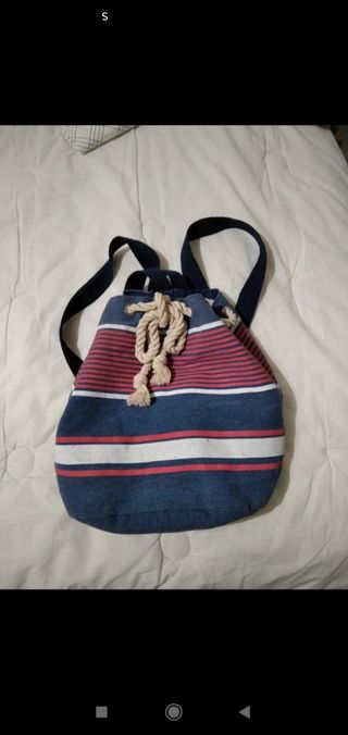 Mochila rayada azul y rojo