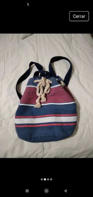 Mochila rayada azul y rojo