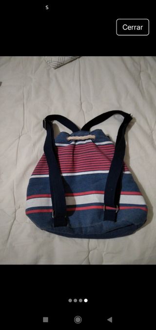 Mochila rayada azul y rojo