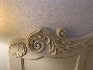 Cabecero vintage tallado cama 135-150 blanco beige