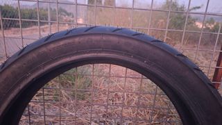 Neumático Pirelli moto llanta 17"