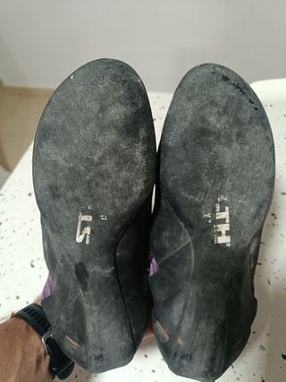 Pies de gato talla 44 sin recauchutar. 
