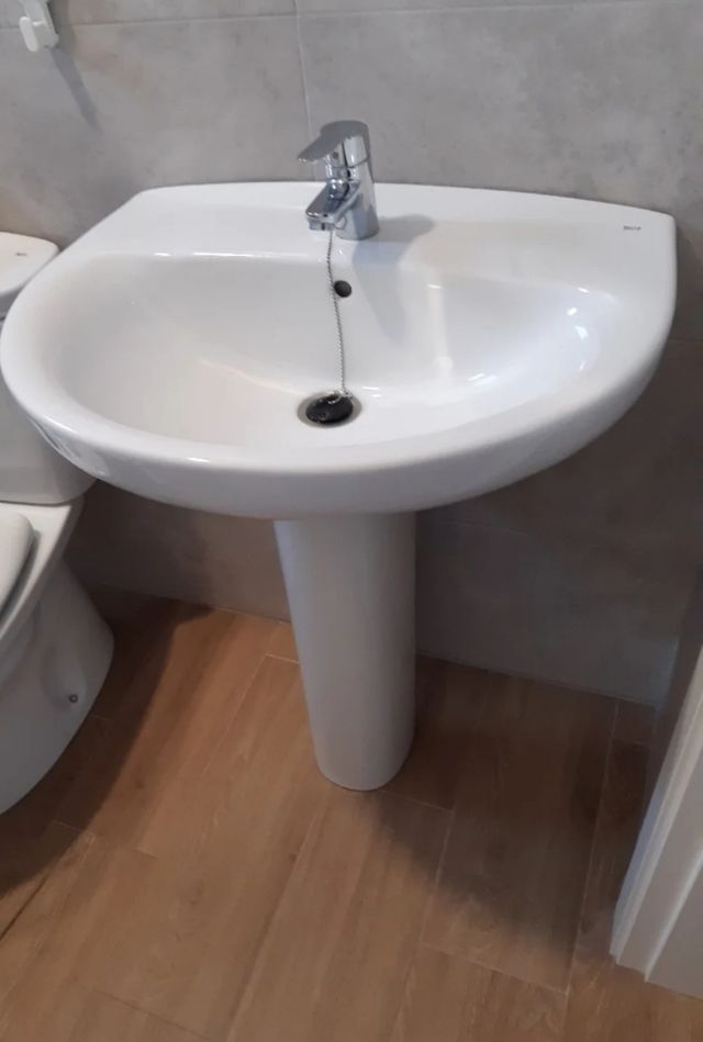 Lavabo Roca + grifo + tornillos + desagüe