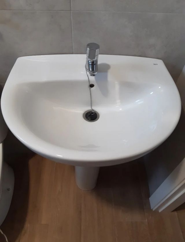 Lavabo Roca + grifo + tornillos + desagüe
