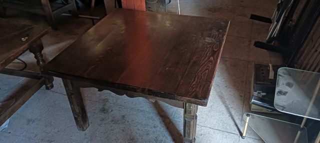 Mesa madera marrón cuadrada