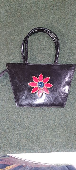 Bolso negro piel - flor roja