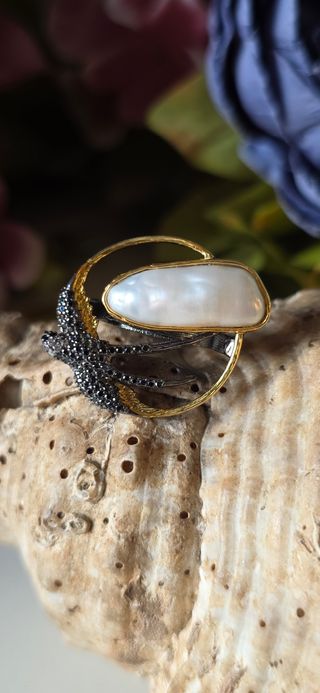 Anillo joya de autor .perla barroca 