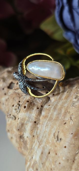 Anillo joya de autor .perla barroca 