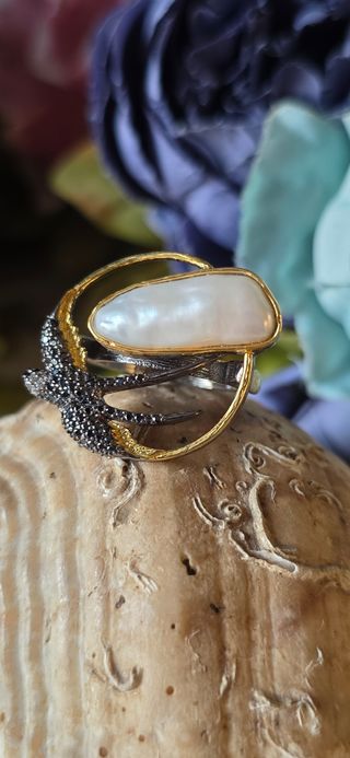 Anillo joya de autor .perla barroca 