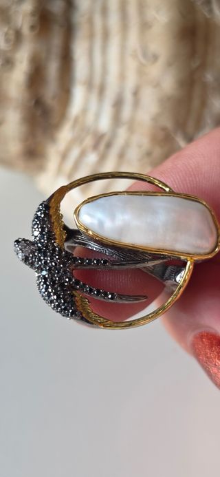 Anillo joya de autor .perla barroca 