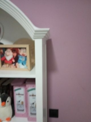 Librería infantil blanca con detalle corazón