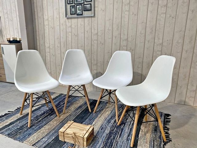 4 Sedie Eames Bianche e Nere