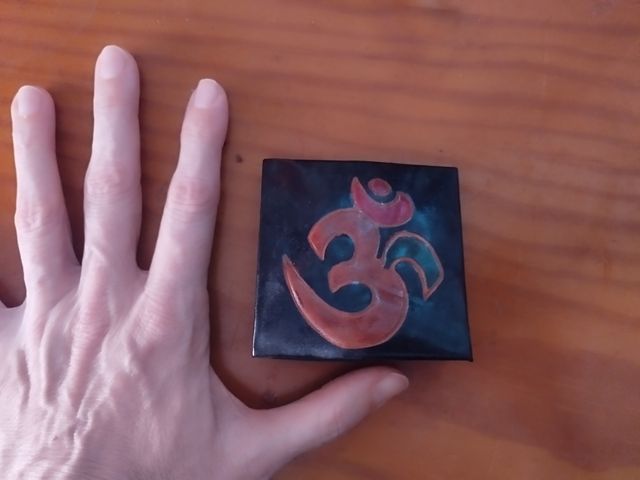 Cartera con símbolo Om artesanal cuero