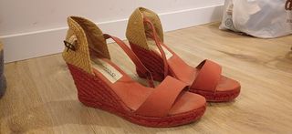 Sandalia con cuña de esparto rojo