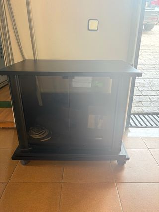 Mesita TV negra con ruedas. 75 x 60
