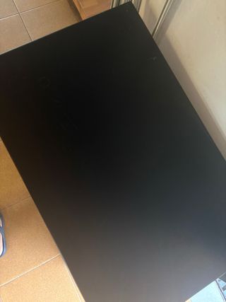 Mesita TV negra con ruedas. 75 x 60