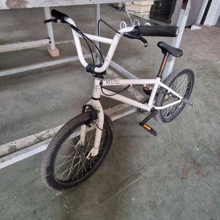 Bicicleta BMX GT Bikes blanca
