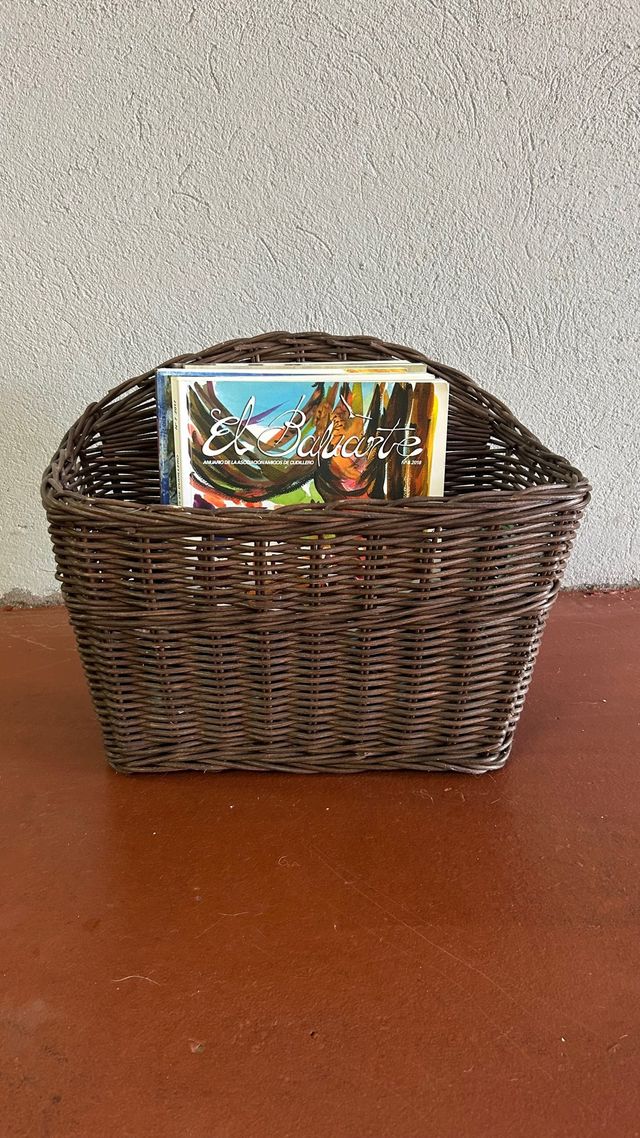 Revistero mimbre marrón