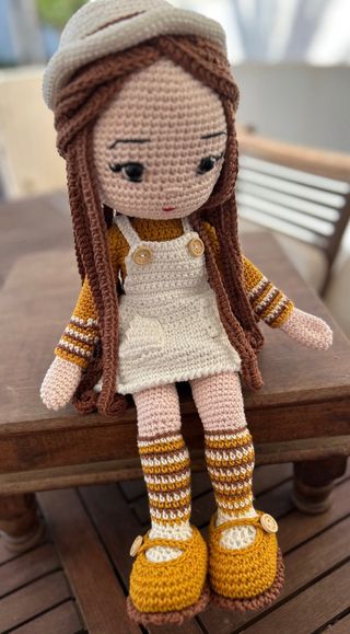 Muñeca amigurumi tejida a crochet
