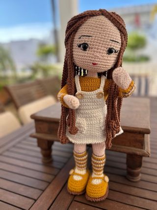 Muñeca amigurumi tejida a crochet