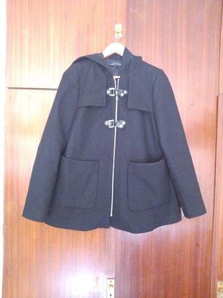 Abrigo negro Zara con capucha