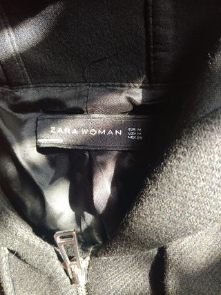 Abrigo negro Zara con capucha