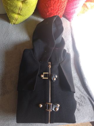 Abrigo negro Zara con capucha