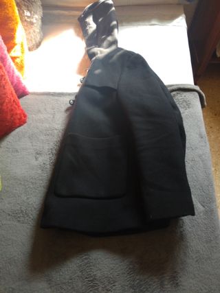 Abrigo negro Zara con capucha