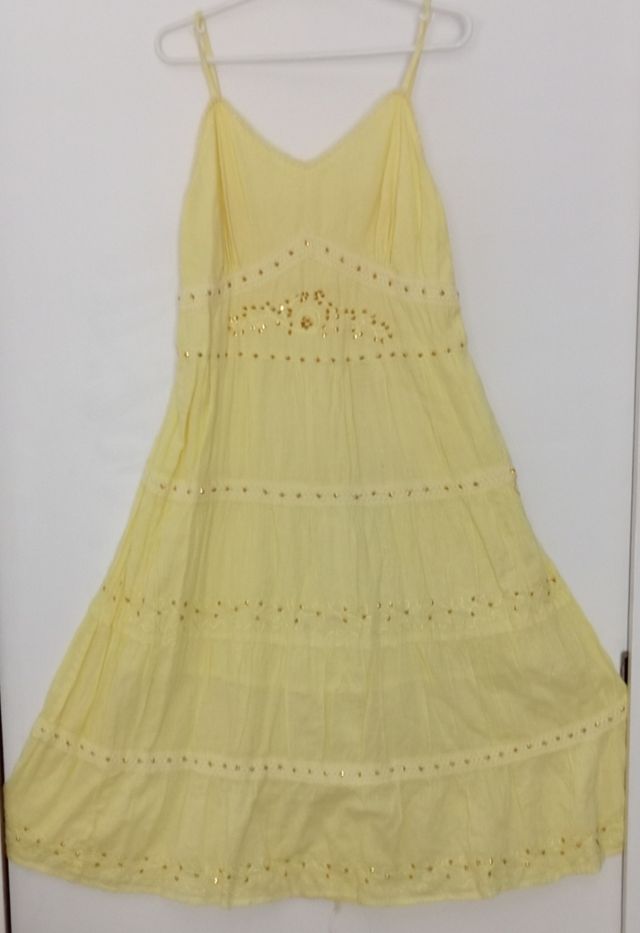 Vestido amarillo bordado.