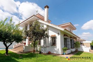 Chalet en venta en Gines