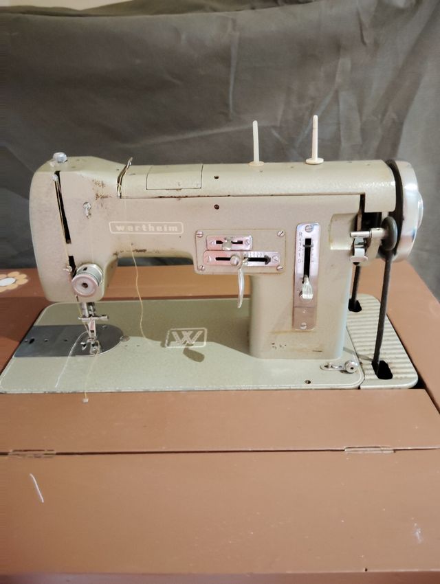 Máquina coser Wertheim con mueble restaurado.